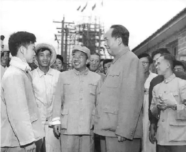 豪瑞优配 1957年毛主席视察武汉，得知王盛荣处境，当即批示：予以特殊照顾