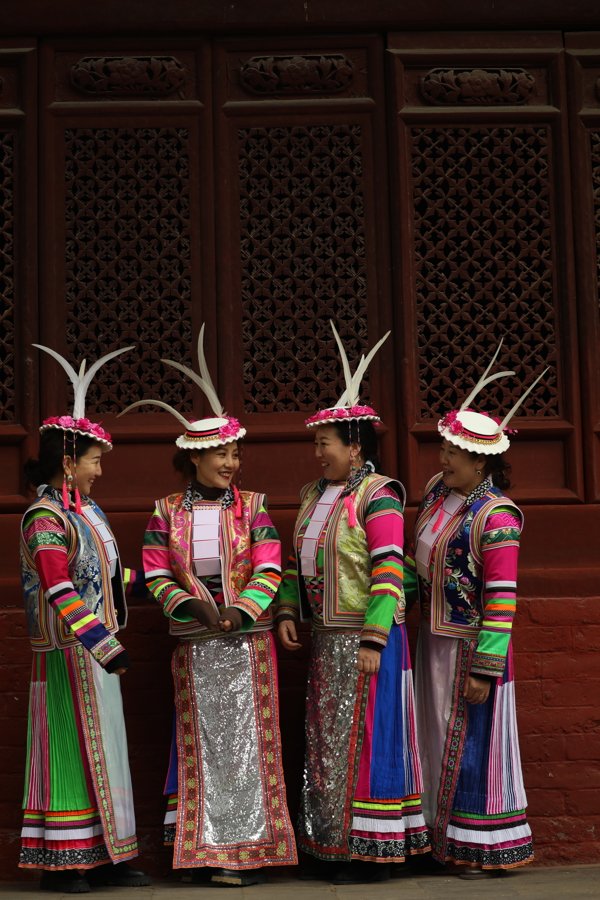 涨上策 “我的镜头不撒谎”——他用24年拍下“人类活化石”的故事《白马姐妹》